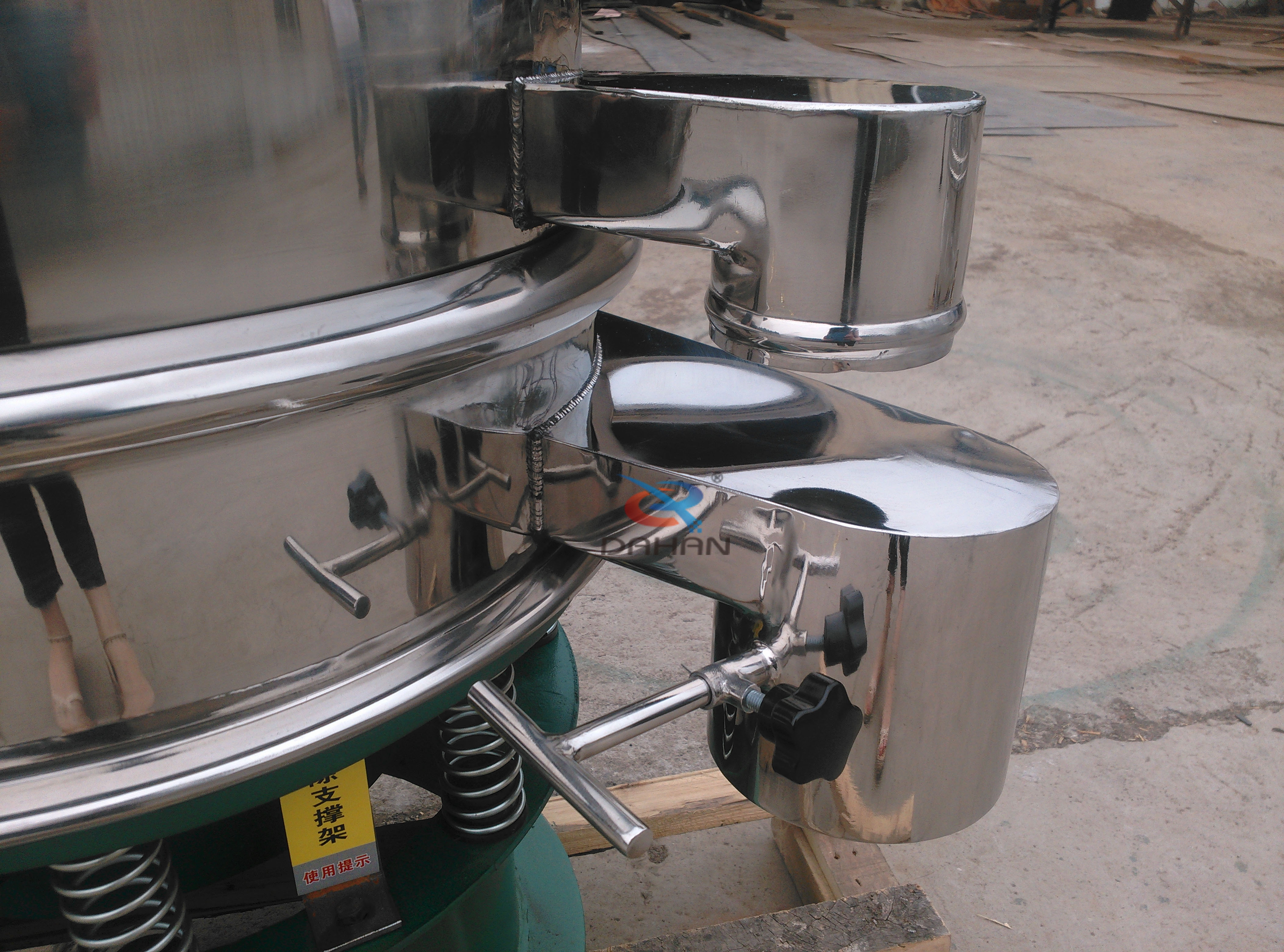 600型篩粉機(jī)出料口